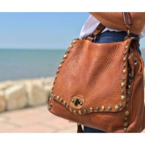 https://glamouraccessoriesshop.it/wp-content/uploads/2021/05/italian-genuine-leather-studded-bags-rock-hipster-luxory--300x300.jpeg