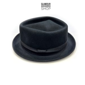 https://glamouraccessoriesshop.it/wp-content/uploads/2024/10/cappello-pork-pie-uomo-donna-MADE-IN-ITALY-con-diamante-lana-nero-300x300.jpeg