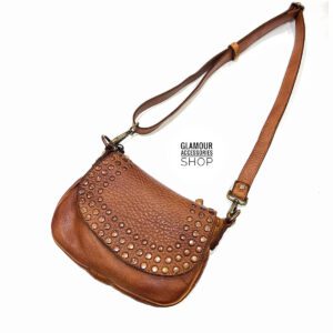 https://glamouraccessoriesshop.it/wp-content/uploads/2025/08/Borsa-donna-tracollina-con-patta-borchiata-vera-pelle-lavata-vintage-artigianato-italiano-MADE-IN-ITALY-RETRO-Bayside-hipaster-rock-harley-marrone-300x300.jpeg